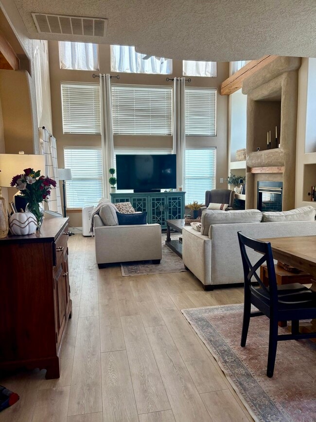 Foto del edificio - 13200 Silver Peak Pl NE