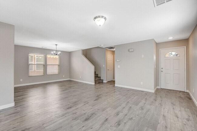 Foto del edificio - Spacious 3 bedroom home with large yard in...