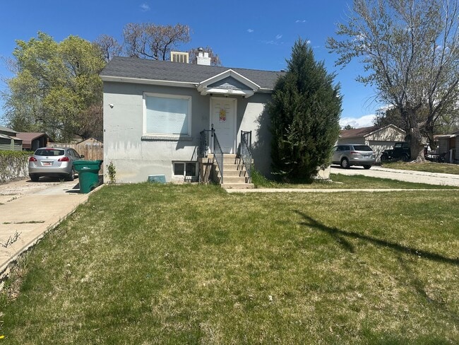 Building Photo - 449 Center St