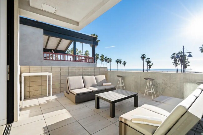 Building Photo - 305 Ocean Front Walk
