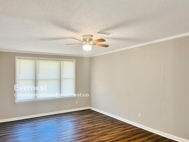 Foto del edificio - 305 Shirley Rd