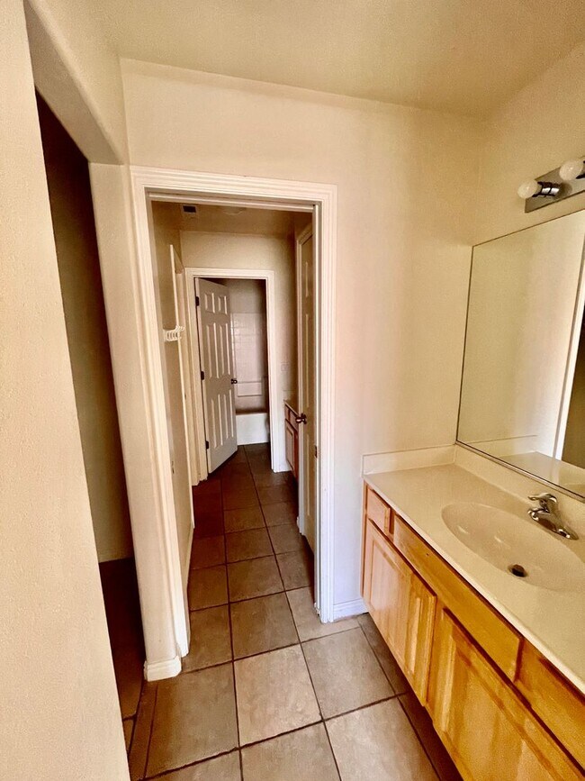 Building Photo - Cute Pet-Friendly Townhome in Hurricane