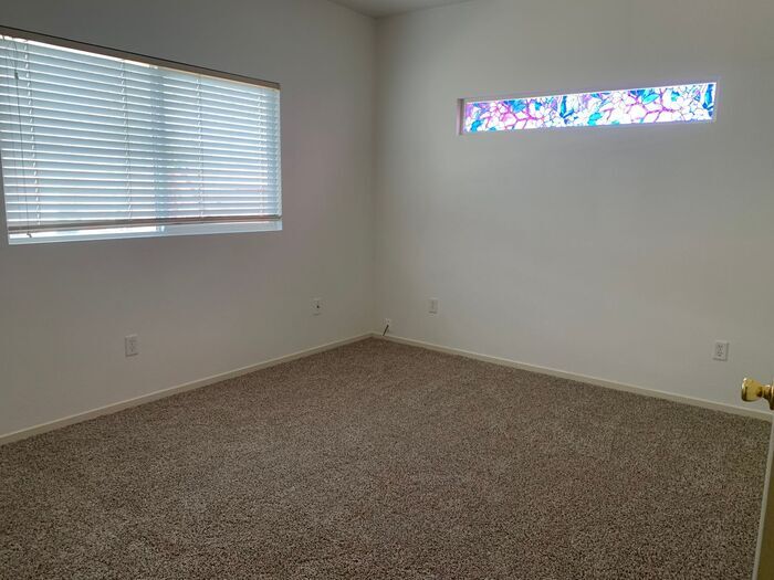 Foto principal - Open Floor Plan, 3 bedroom, 2 bath, yard
