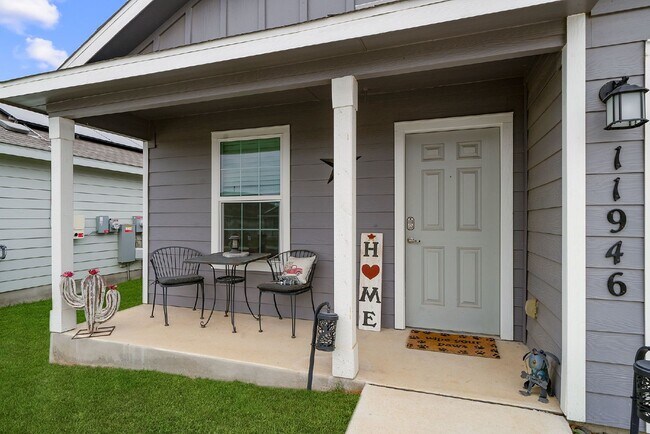 Foto del edificio - "Charming 3-Bed Oasis with 2 Full Baths in...