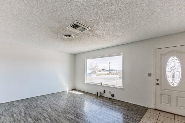 Building Photo - 1333 S Yorktown St