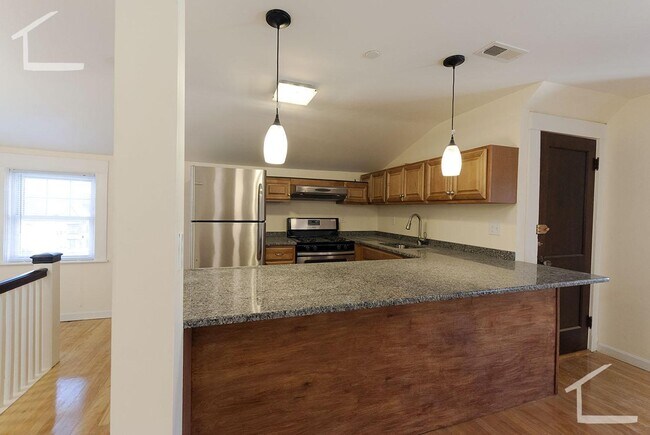 Building Photo - Absolutely STUNNING 3 Bed/4 Bath! Availabl...