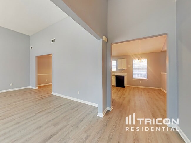 Building Photo - 1100 Village Oaks