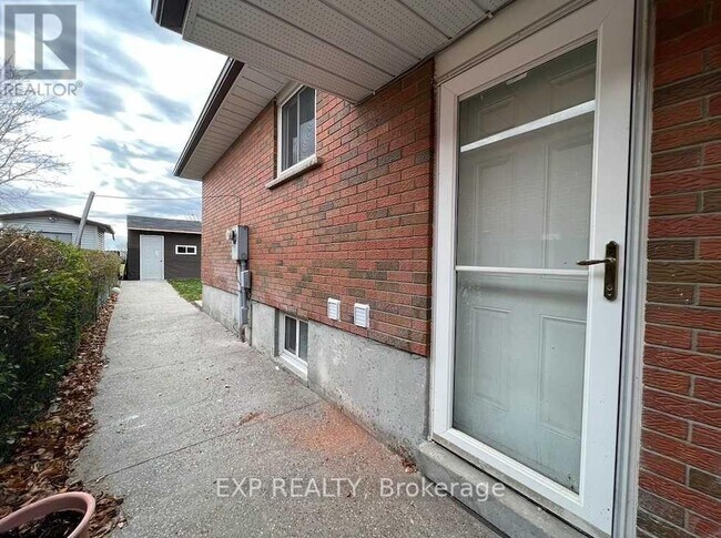 Photo du bâtiment - 866 Flagship Dr