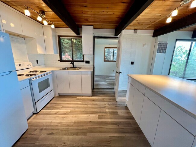 Foto del edificio - Charming 2 Bedroom House overlooking Birch...