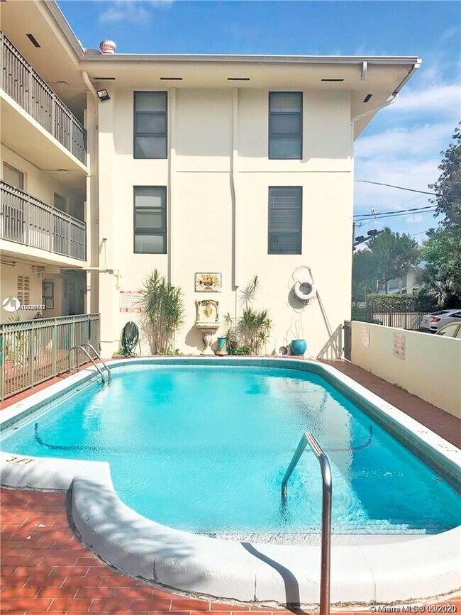 Foto del edificio - 1600 S Le Jeune Rd