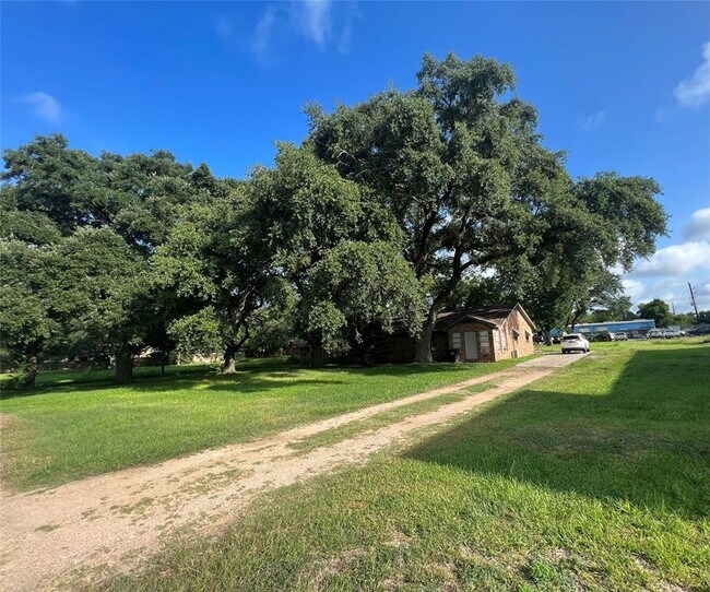 Building Photo - 7933 Broadway St