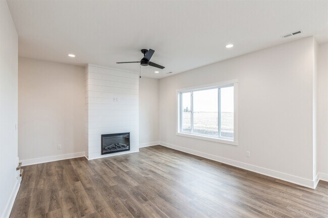 Building Photo - 915 Henryson St