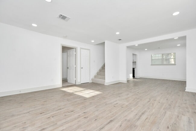 Building Photo - 1501 Maiden Ln