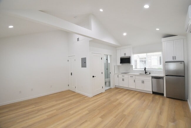 Interior Photo - 10919 C