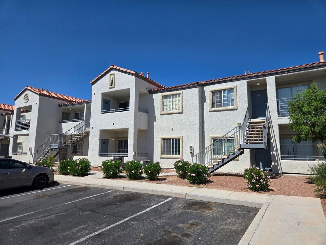 Foto principal - A Fabulous 2 Bedroom Downstairs Condo Cent...