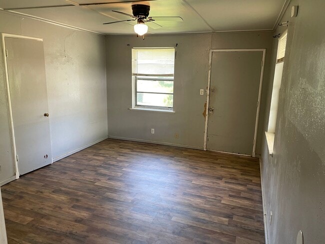 Building Photo - 2 Bedroom Queensborough Home