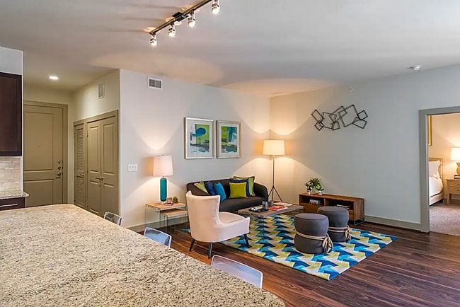 Building Photo - Only $1,314 - MIDTOWN Downtown!!