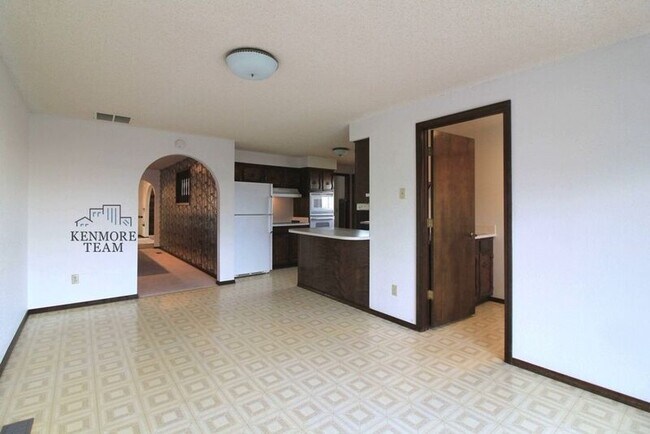 Building Photo - 905 E Eastlake Dr