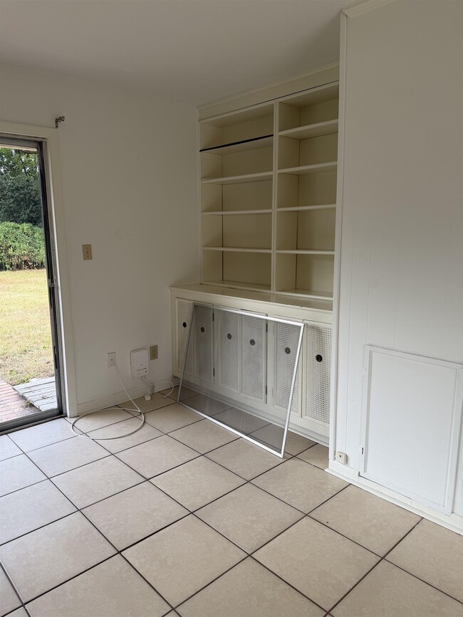 Building Photo - 1932 Shady Oaks Dr