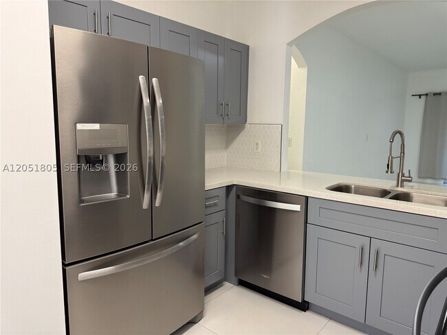 Foto del edificio - 5670 NW 116th Ave