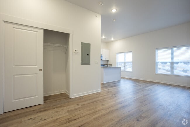 Studio, 1 BA - 504 SF - Elmwood Lake Apartments