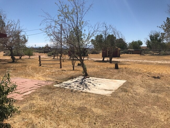 Building Photo - COUNTRY LIVING 2 BEDROOM HOME IN APPLE VALLEY