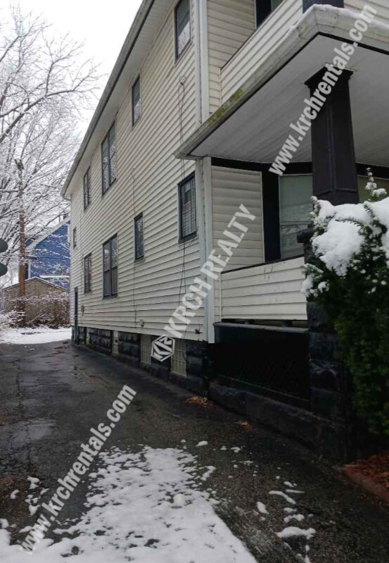 Foto del edificio - 3-Bedroom Home with Basement in Glenville ...