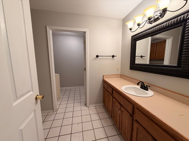 Building Photo - 301 W 16th Ct