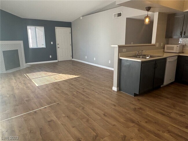 Building Photo - 1575 W Warm Springs Rd