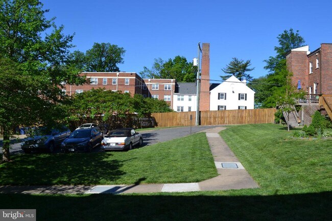 Building Photo - 1400 S Edgewood St