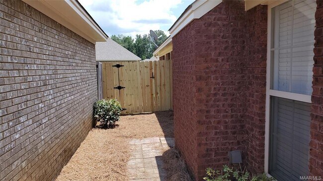 Foto del edificio - 8740 Lindsey Ln