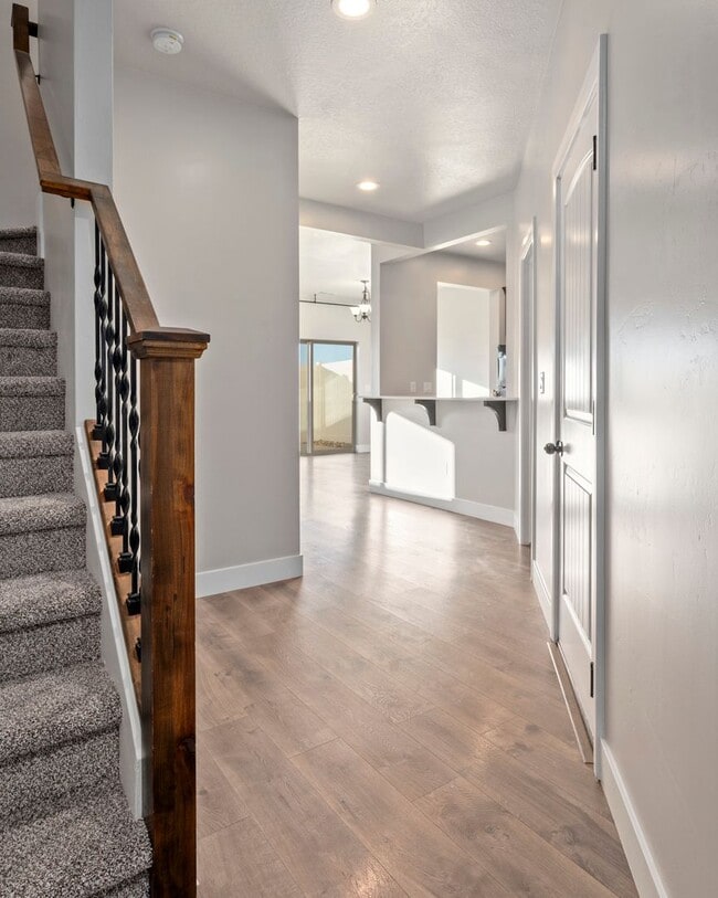 Building Photo - 3 Bed 2.5 Bath Townhome off Main Street