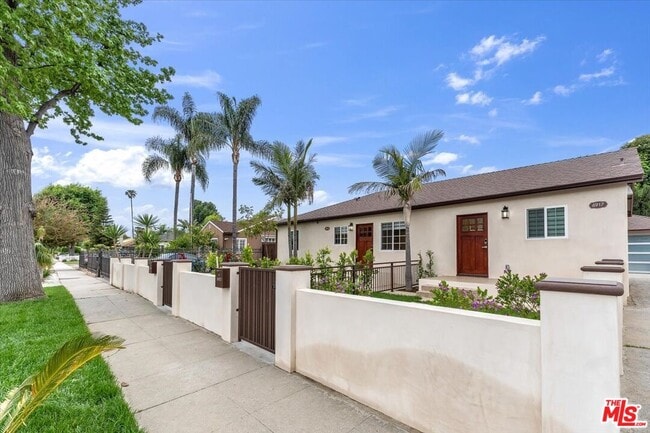 Building Photo - 6917 Encino Ave