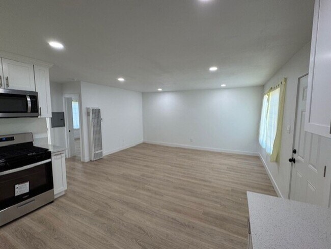 Foto del edificio - 618-620 W 6th St