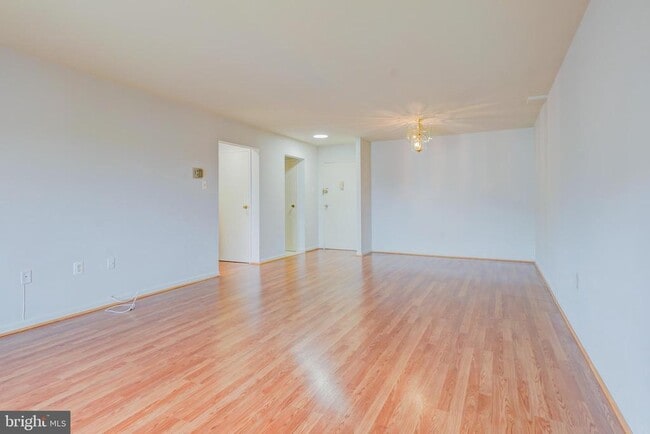 Building Photo - 7400 Lakeview Dr