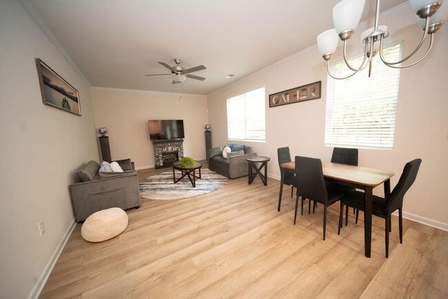 Foto del edificio - 585 River Gdns Dr