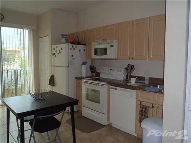 Great, spacious kitchen - 954 SW 36th Ct
