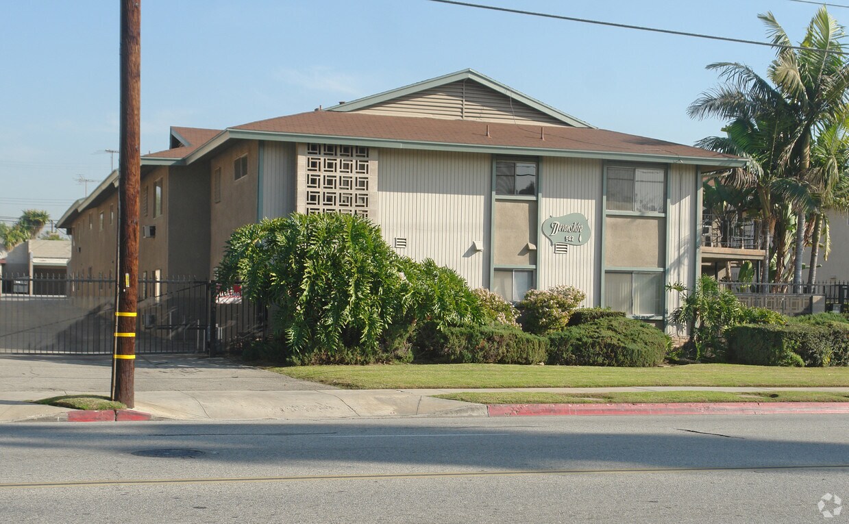 Foto principal - 542 S Barranca Ave