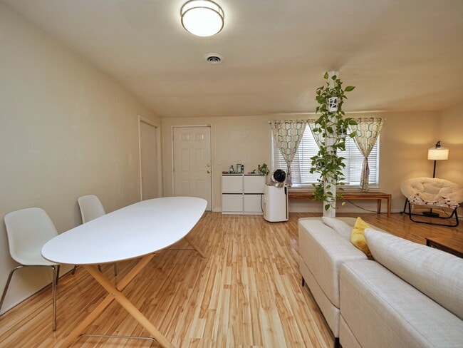 Building Photo - 5900 Ortega St