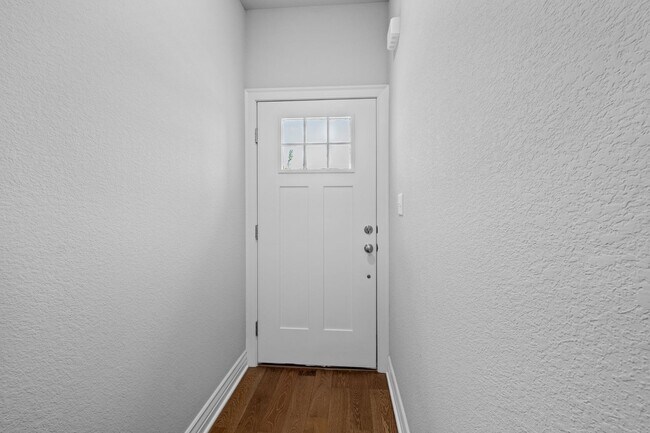 Foto del edificio - Charming 3-Bed, 2-Bath Home with Modern Up...