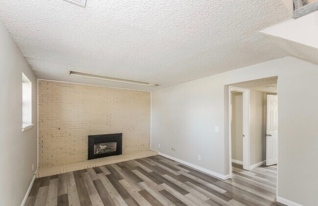 Building Photo - 1296 S Lewiston Way