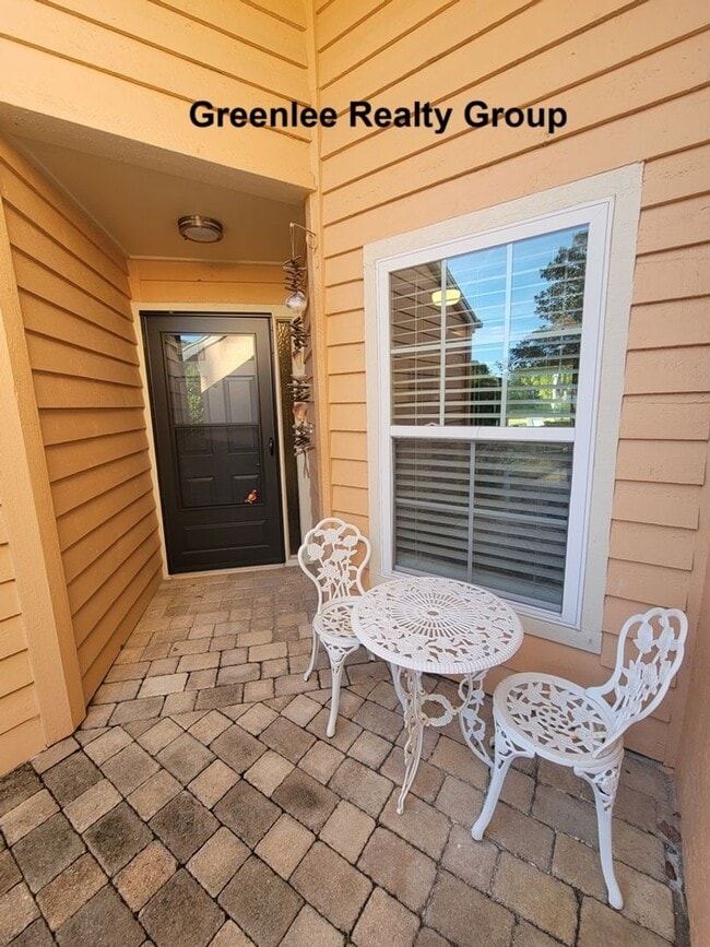 Foto del edificio - Fully furnished waterfront 55+ rental with beautiful updates, great amenities, and all utilities ...