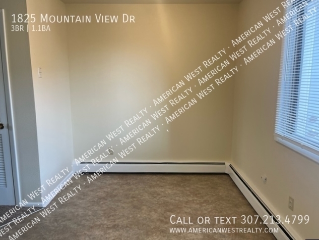 Building Photo - 3 Bed, 1.5 Bath Townhouse