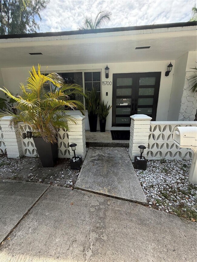 Foto del edificio - 15700 N Miami Ave