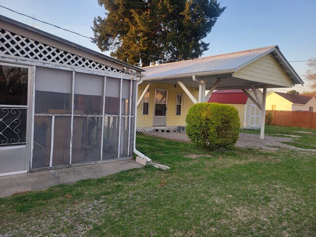 Foto del edificio - 206 N McCaskey Rd