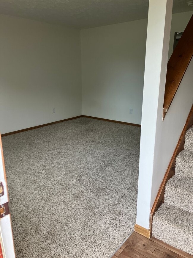 Building Photo - 2 Bedroom Townhome, Quiet Neighborhood!