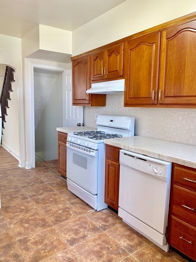Building Photo - 3 Bedroom Home
