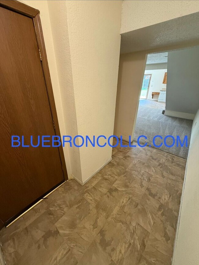 Foto del edificio - Spacious 2 Bedroom unit for a great price!