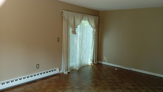 LIVING ROOM - 39 Farmington Ave