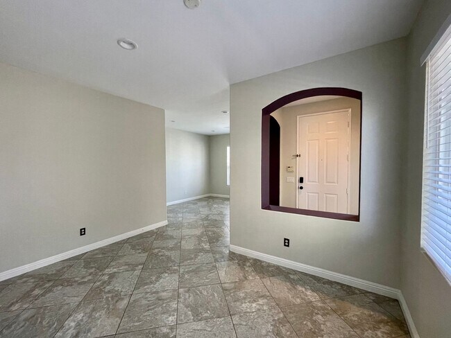 Foto del edificio - BEAUTIFULLY UPGRADED 3-BEDROOM / 2.5-BATH ...